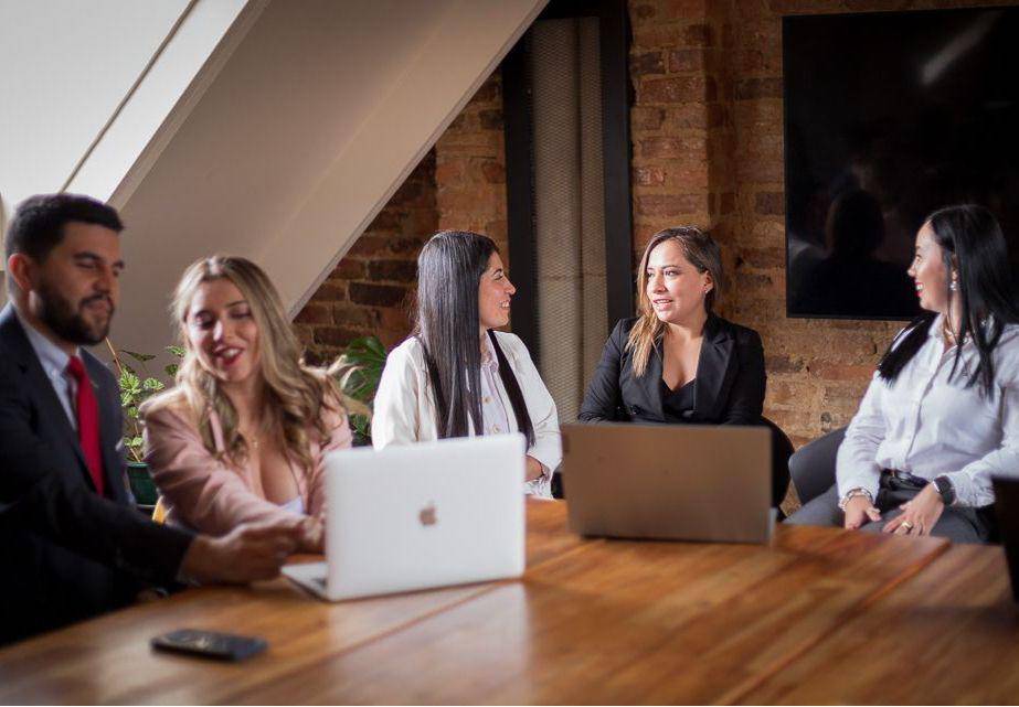Las áreas laboral, tributaria y contractual son las que más demandan acompañamiento jurídico externo ante el incremento de los controles regulatorios y los riesgos de sanciones para las empresas. FOTO: Grupo Soluciones Legales.