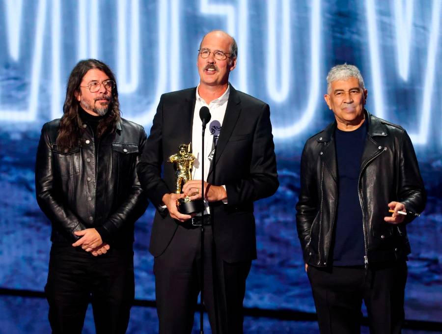 Dave Grohl, Krist Novoselic y Pat Smear subieron a recibir el premio. A la derecha, Smear subió fumando. FOTO Getty
