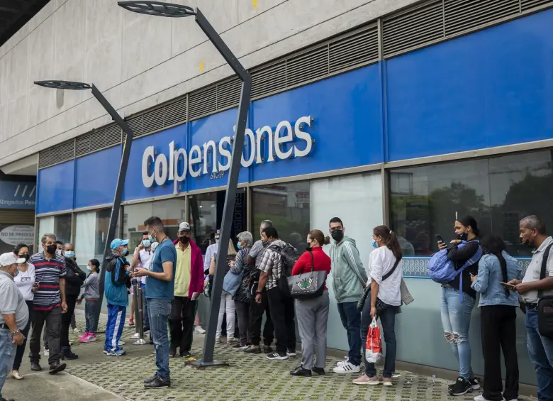 Este 16 de enero se vence el plazo para que los colombianos afiliados a Colpensiones que no estén cobijados por el régimen de transición, y que coticen por encima de 2,3 salarios mínimos, puedan elegir su Accai. FOTO: Camilo Suárez