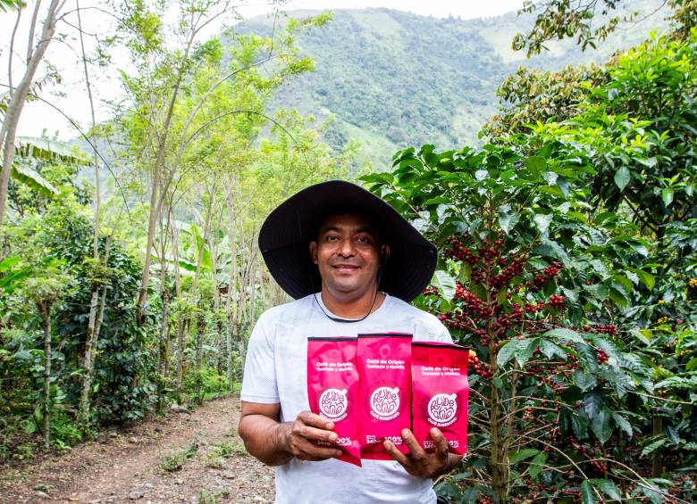 La familia de Rubén es clave en la formación de su empresa. Sus hijos trabajan a su lado y su padre, de 85 años, todavía está pendiente de la finca. FOTO Julio César Herrera