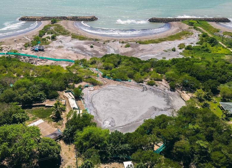 Esta es una vista aérea del volcán de lodo de Árboletes, ubicado al lado de la playa y considerado como uno de los principales atractivos turísticos de la zona del Urabá. FOTO CAMILO SUÁREZ 