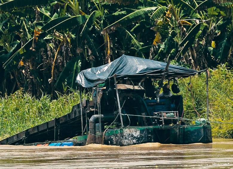 La Policía Antioquia ha destruido 154 dragas y dragones este año en el departamento, pero las estructuras criminales las reponen rápidamente y recuperan la inversión en pocos días. FOTO CAMILO SUÁREZ