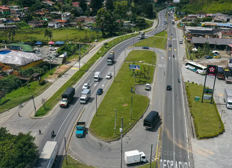Desde el primero de agosto de este año, es decir en dos meses y una semana, el Invías recibiría las vías concesionadas a Devimed, siendo la principal la autopista Medellín-Bogotá. FOTO Manuel Saldarriaga