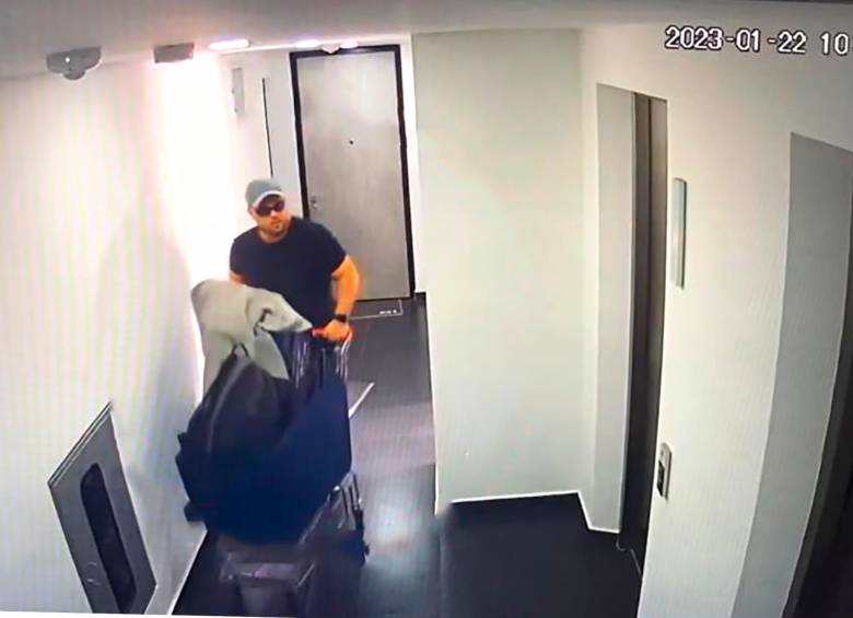 Poulos salió del apartamento con una maleta azul en la que estaría el cuerpo de Valentina y su cabeza tapada con una cobija. FOTO Captura de video