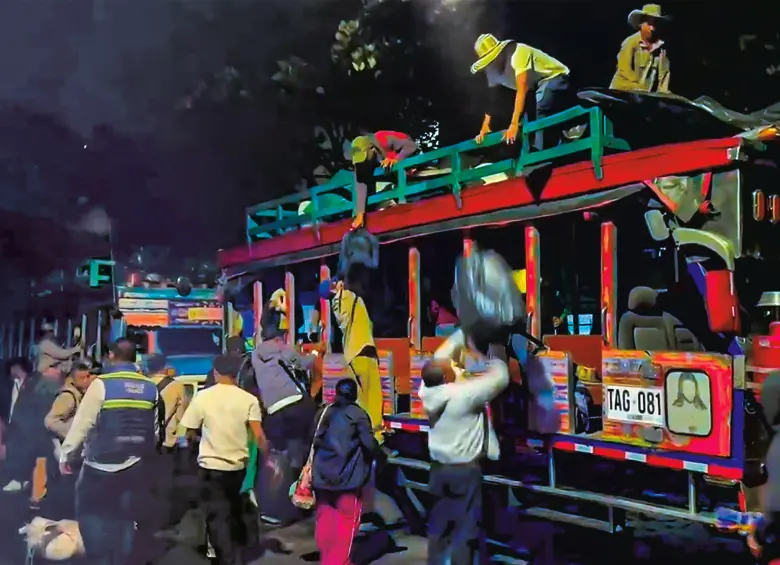 Tras los acuerdos, los indígenas levantaron sus protestas ayer en la madrugada, abordaron sus buses y regresaron a sus pueblos en Urabá. FOTO CAPTURA DE VIDEO