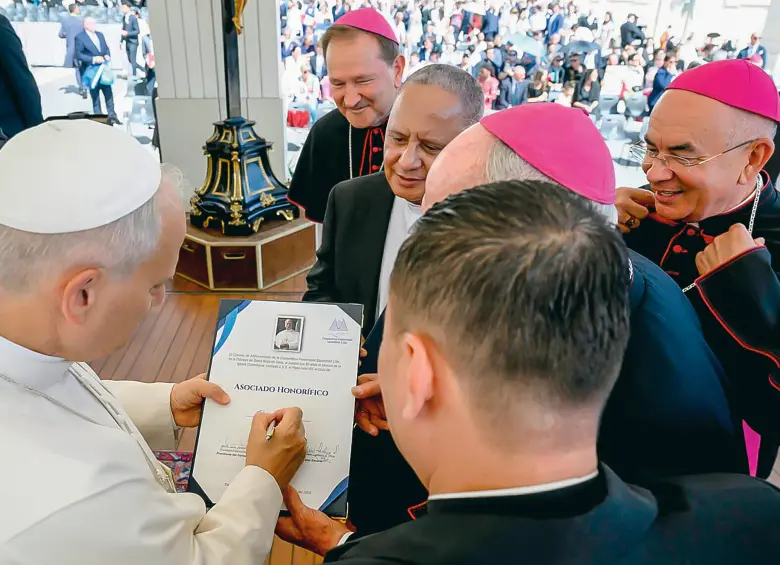 Momento en el que el papa León XIV firmó su vinculación como afiliado de Coofrasa. FOTO CORTESÍA