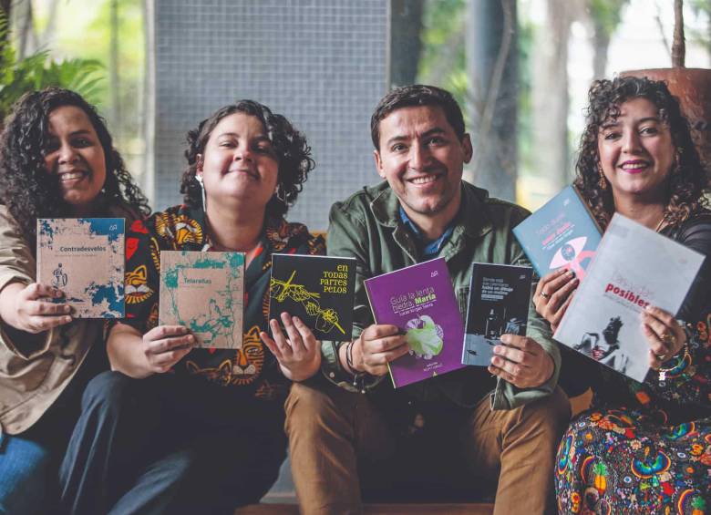 De izquierda a derecha, Eliana Castro, Daniela Jiménez, Camilo Jaramillo y Luisa Santa. Ellos son los fundadores y responsables de la editorial independiente Arbitraria. FOTO: Julio Herrera