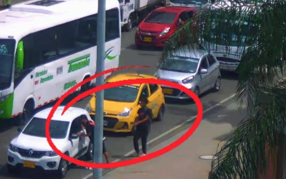 Este es el momento exacto del intento de robo en el cambio del semáforo en Medellín. FOTO: Cortesía Alcaldía de Medellín