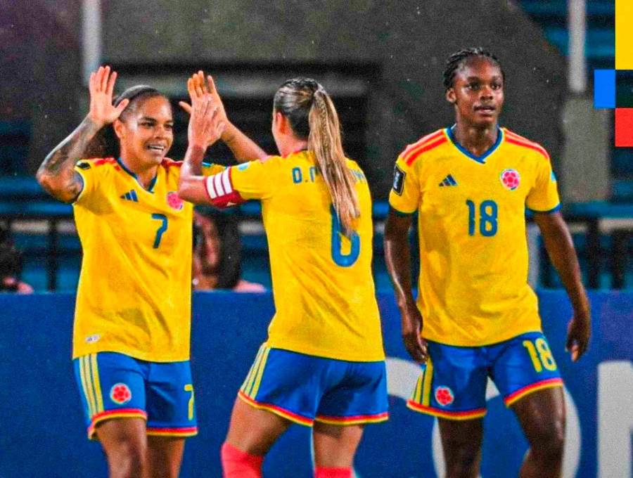 La Selección Colombia clasificó a su cuarto Mundial, con un grupo en el que ya es evidente la renovación en todas sus líneas. en la imagen Gisella Robledo, celebra su gol con Daniela Montoya y Linda Caicedo. FOTO CORTESÍA FCF