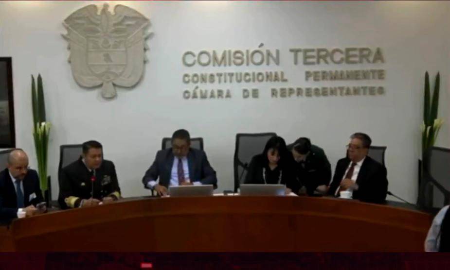 El vicealmirante Norman Cabrera (segundo de izquierda a derecha), durante el debate en la Cámara de Representantes. FOTO: TOMADA DE VIDEO.