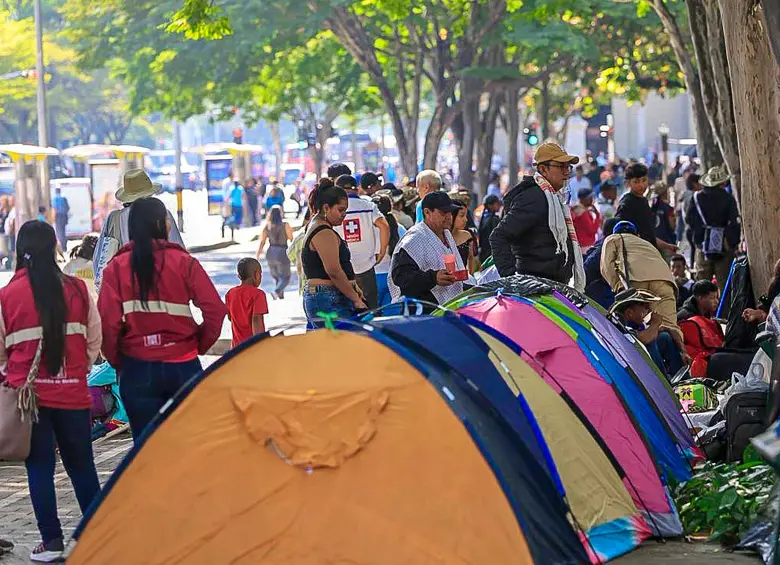Los indígenas instalaron carpas y hamacas en las afueras del centro administrativo La Alpujarra. Inicialmente bloquearon la movilidad en la zona, pero luego de ubicaron sin afectar la circulación vehicular. FOTO: Camilo Suárez