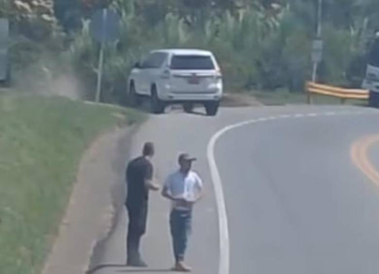 Camioneta de alta gama que fue interceptada y robada por delincuentes en la vía Panamericana. FOTO: captura de pantalla