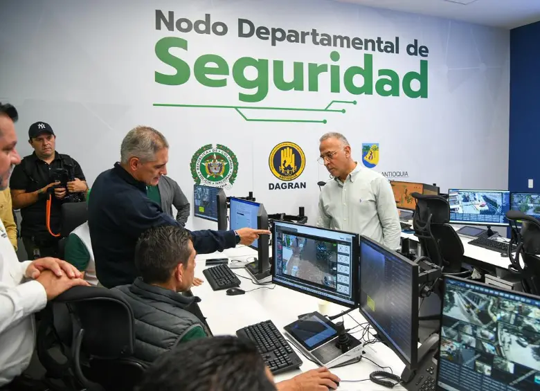 El gobernador de Antioquia, Andrés Julián Rendón, en el Nodo Departamental de Seguridad. FOTO: Cortesía Gobernación
