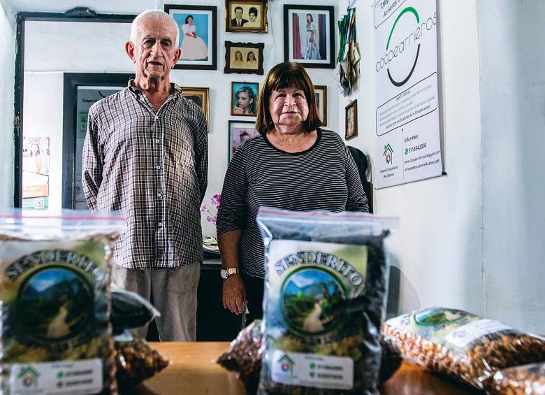 Ninfa Mira y José Henry Ángel lideran un modelo cooperativo que integra producción agrícola, turismo y cuidado ambiental en Liborina. FOTO Julio César Herrera