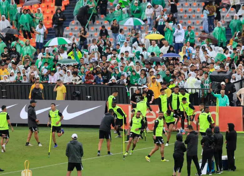 La afición de la tribuna orienta del Atanasio Girardot vio de cerca a los futbolistas de Atlético Nacional en el entrenamiento del domingo 7 de junio. Foto: Camilo Suárez