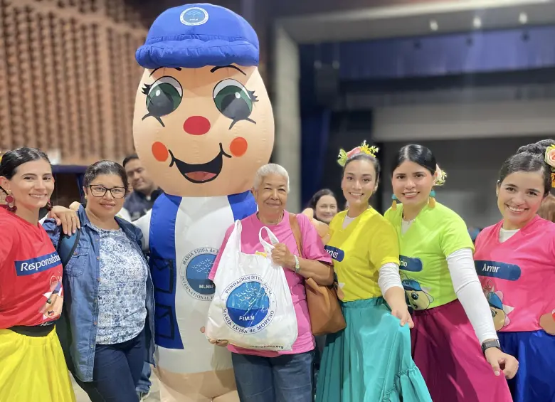 Familias al recibir los mercados en el evento celebrado en la UdeA. FOTO Cortesía FIMLM.