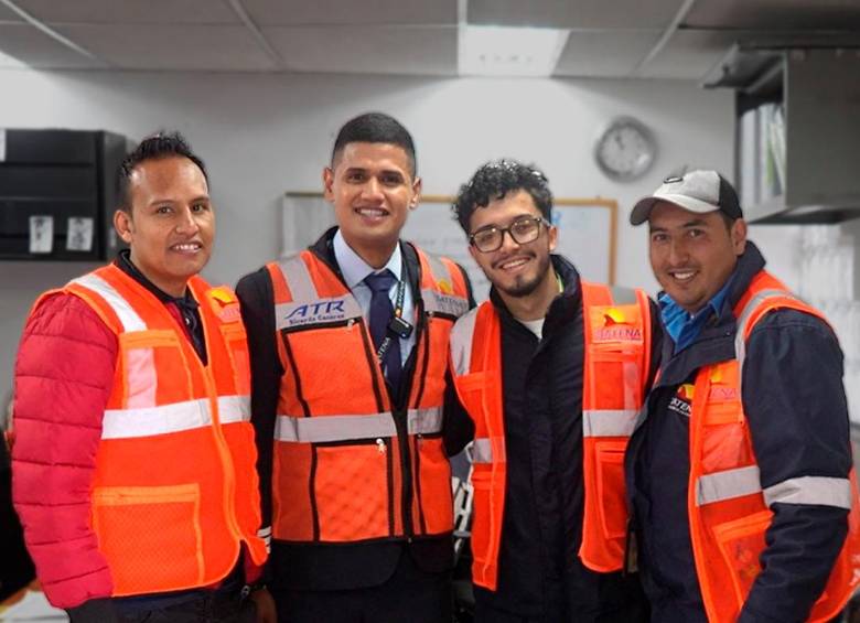 Tras años de formación, trabajo en mantenimiento y varios intentos para ingresar a cabina, Ricardo Cáceres logró convertir su sueño de volar en una realidad. FOTO cortesía Satena