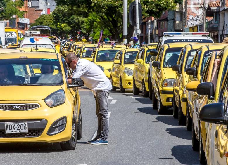 Los taxistas indican que están incurriendo en sobrecostos de $22.000 diarios. FOTO: JUAN ANTONIO SÁNCHEZ