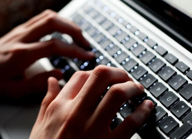 Aunque parezcan espacios personales, las redes sociales también tienen límites en el entorno laboral. FOTO: Getty