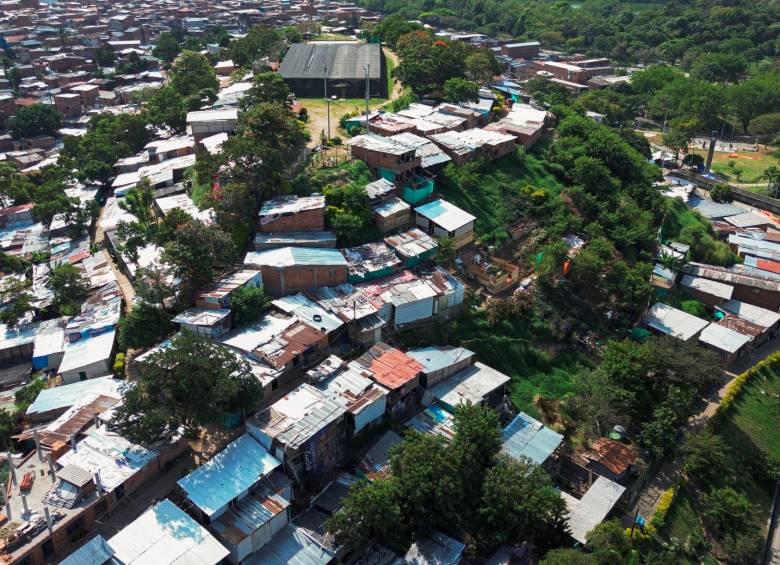 En los barrios de personas con ingresos medios y altos también se construye principalmente de forma ilegal. FOTO EL COLOMBIANO 