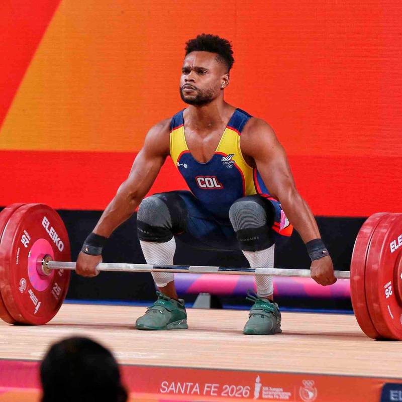 El antioqueño Francisco Mosquera en acción durante su competencia de levantamiento de pesas, en los 65 kilogramos. FOTO CORTESÍA COC
