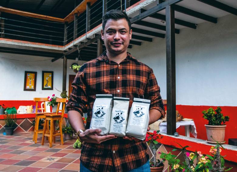 Stivenson Orozco Escudero busca transformar el café de su familia en una marca reconocida de café de altura. FOTO Julio César Herrera
