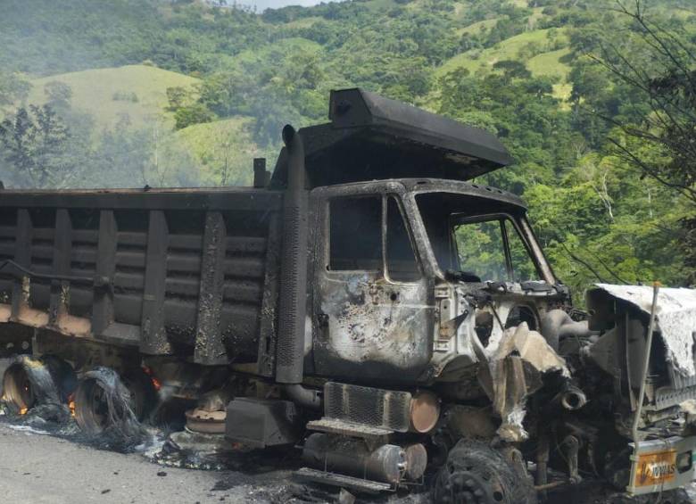 Armados habrían bajado al conductor antes de incinerar el carro. FOTO: CORTESÍA