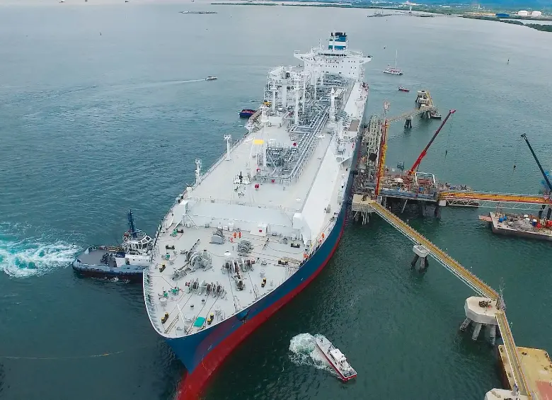 La planta SPEC es la única terminal de importación y regasificación de Gas Natural Licuado (GNL) de Colombia. Está ubicada en la bahía de Cartagena y su función principal es recibir el gas que llega en barcos, almacenarlo y transformarlo para abastecer la demanda nacional. FOTO Colprensa
