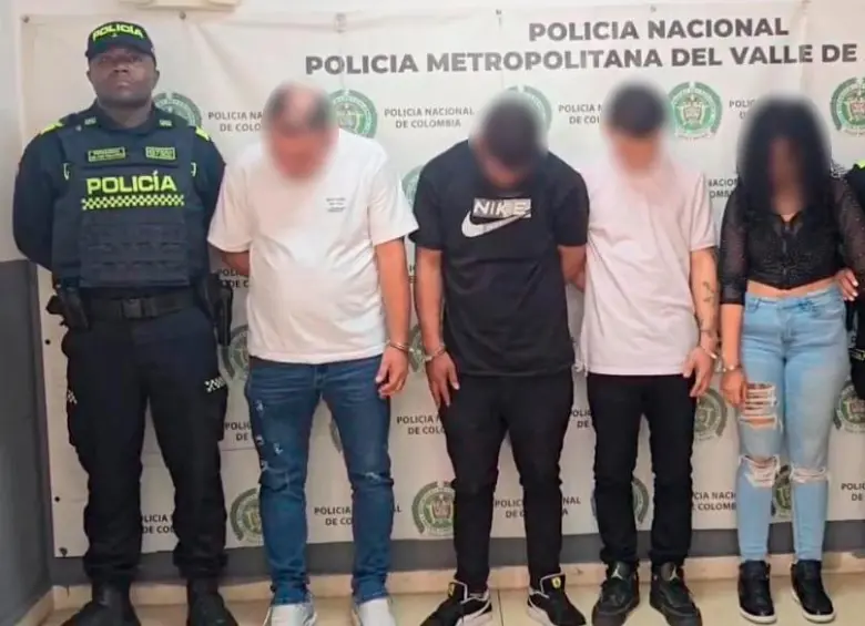 Los cuatro mayores de edad capturados, entre ellos una mujer, serán llevados ante un juez de garantías. FOTO POLICÍA