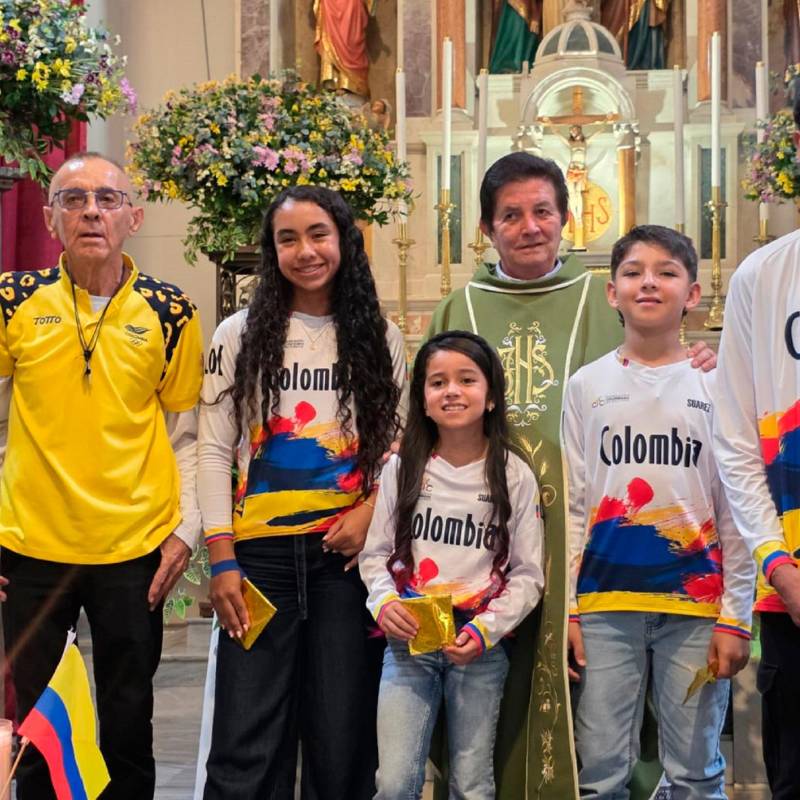 Antonella Puyo, Antonia Ramírez, Nicolás Arteaga y Matías Rubiano, entre los pilotos que estuvieron en la eucarístia en Sabaneta previo al viaje a Australia. FOTO: CORTESÍA
