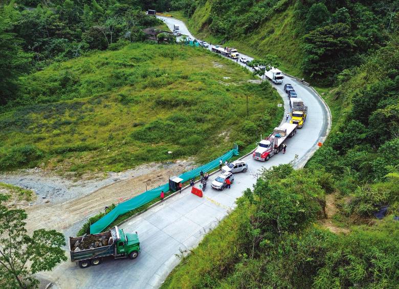 Invías continúa con las intervenciones en la vía Medellín-Quibdó, cuyo avance ronda el 62%. FOTOS MANUEL SALDARRIAGA