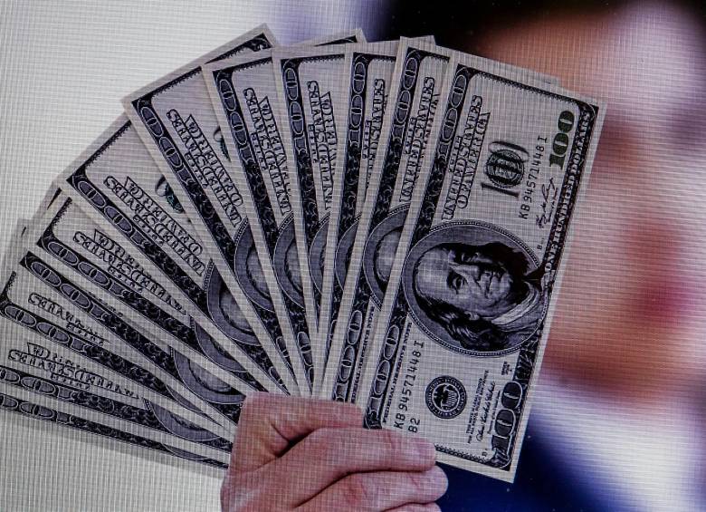 La divisa gringa subió 18,5 pesos a raíz de un apagón cibernético. FOTO: Jaime Pérez