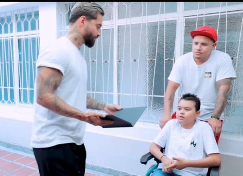 Momento en el que Maluma le dice al pequeño Bastian que esa es su nueva casa. FOTO Tomada de Instagram 