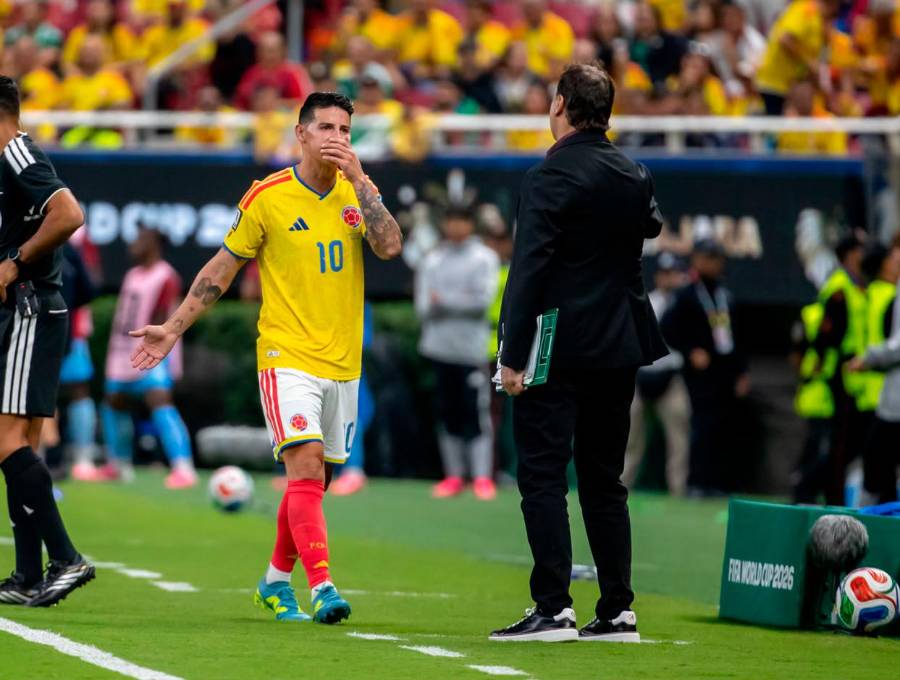 El futbolista colombiano James Rodríguez fue el capitán de la Selección Colombia en Guadalajara. Al salir le pasó el brazalete a Juanfer. Foto: Juan Antonio Sánchez