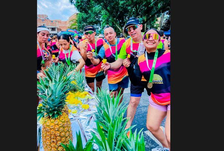 Los participantes recibieron en varios sectores de la carrera la fruta tradicional de Barbosa, para poder cumplir con las distancias en la competencia. FOTO CORTESÍA 