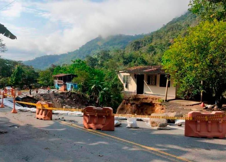 La vía está habilitada de manera parcial mientras se recupera de manera definitiva. FOTO: CORTESÍA INVÍAS.