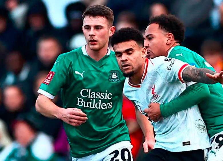 Poco pudo hacer el colombiano Luis Díaz ante la férrea marca de los jugadores del equipo de segunda división que eliminó al Liverpool en la FA Cup. Además, no fue un buen partido para él. FOTO getty