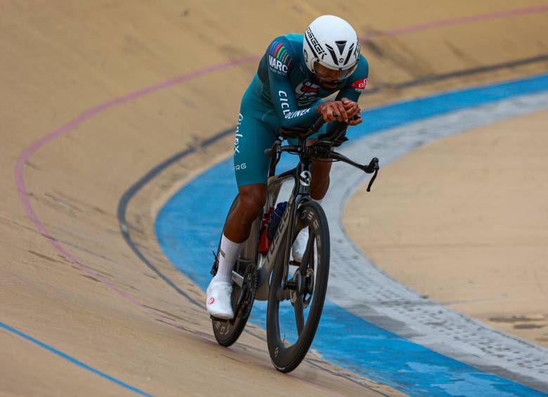Néstor Cuadrado durante su exigente rodada en el velódromo Martín Emilio ‘Cochise’ Rodríguez de Medellín, donde pedaleó más de nueve horas y media. Foto: Manuel Saldarriaga Quintero.