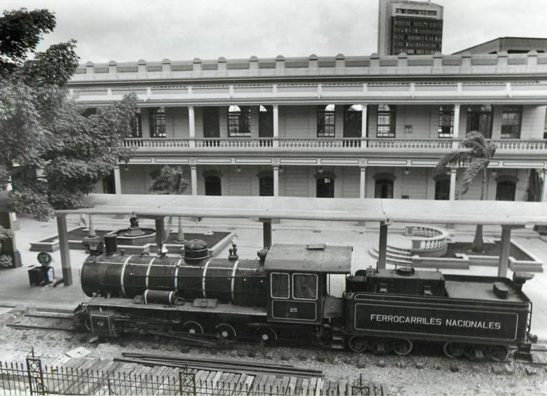 Antigua máquina del Ferrocarril en la estación Guayaquil. FOTO: Archivo EL COLOMBIANO