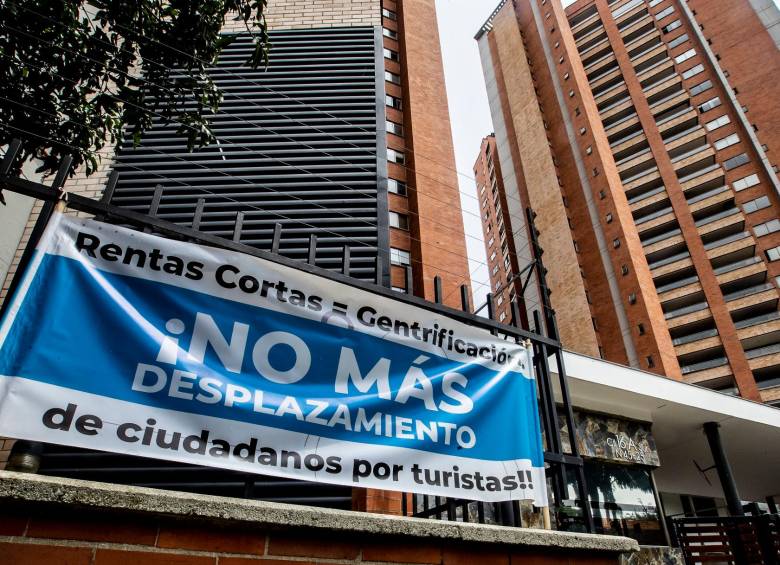 Imagen de referencia. Carteles en Santa María de los Ángeles, en Medellín, contra proyectos de rentas cortas en la zona. FOTO JAIME PÉREZ