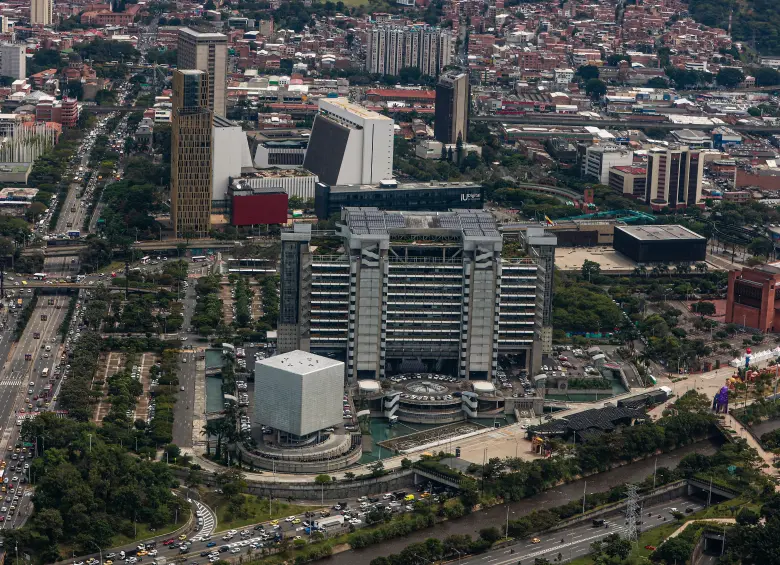 Medellín recibió un giro récord de transferencias de EPM para 2025: $2,64 billones. En la imagen, sede principal de EPM en La Alpujarra. FOTO: Manuel Saldarriaga