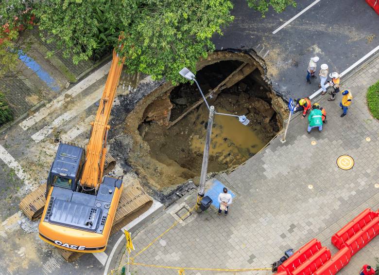 Una de las intervenciones se efectúa en el box culvert que se construyó tras el hueco que se abrió el pasado 17 de marzo en la avenida El Poblado, a la altura del hotel Dann Carlton. FOTO: CAMILO SUÁREZ