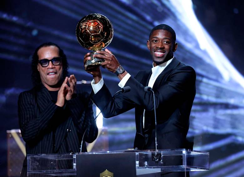 Ronaldinho entregándole el Balón de Oro a Dembelé. FOTO: AFP