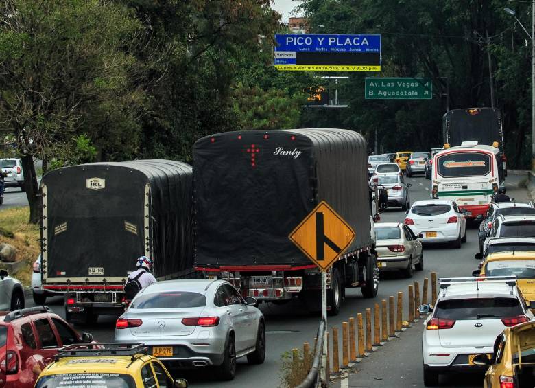 Vehículos circulando en la ciudad durante el Pico y Placa. FOTO: Camilo Suárez Echeverry