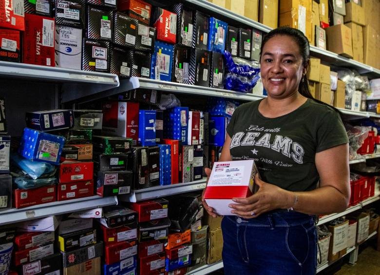 En PikaMotos se consiguen repuestos, lubricantes y accesorios originales de marcas como UMA, Honda, Yamaha y Auteco. FOTO JULIO CÉSAR HERRERA. 