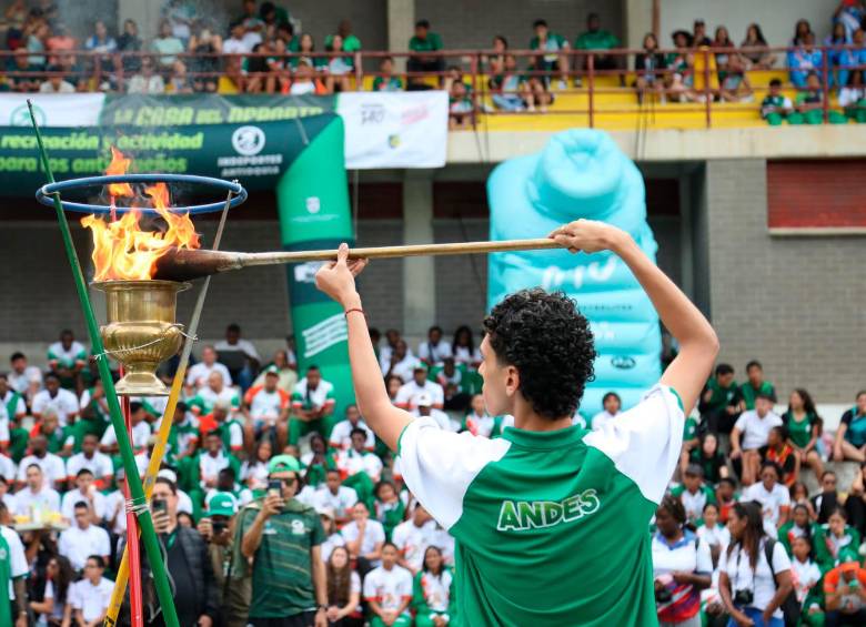 Encendido de la antorcha en la inauguración oficial de los Juegos Deportivos Departamentales en el municipio de Andes. FOTO: Cortesía Indeportes