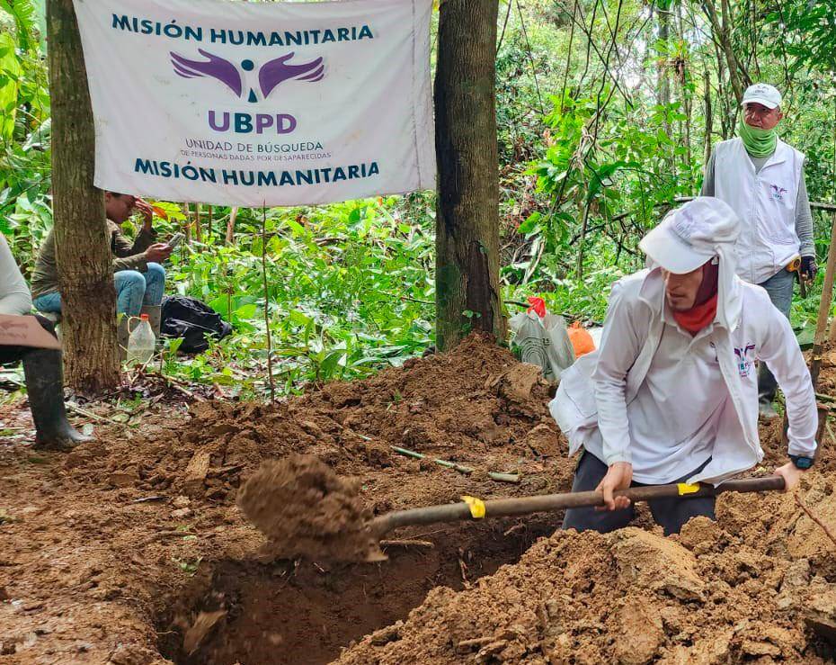 Los restos hallados en una zona de complejo acceso fueron entregados a Medicina Legal que determinará si se trata del campesino asesinado en 1999. FOTO: CORTESÍA