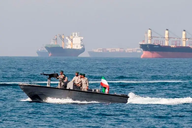 “El cierre prolongado del estrecho de Ormuz ha dejado al mercado mundial frente a un déficit de 10 millones de barriles diarios”, aseguraron analistas de Eurasia Group. FOTO Getty