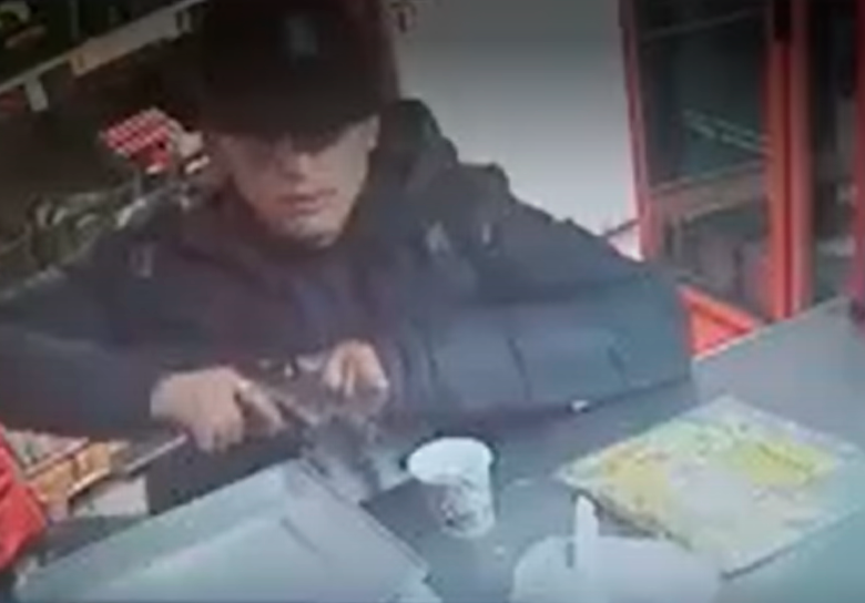 Este es el hombre que asaltó un supermercado en la localidad de Usaquén en Bogotá. FOTO: CAPTURA DE VIDEO
