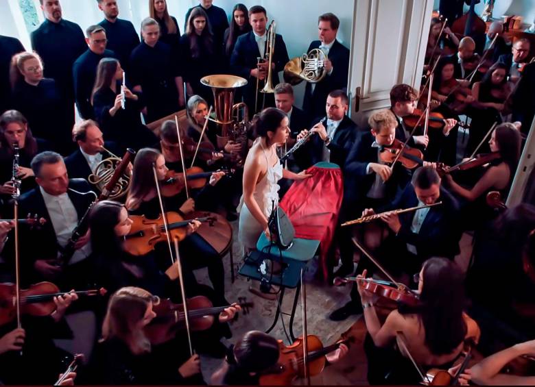 Rosalía en uno de los apartes de su video. FOTO Captura de pantalla.